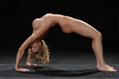 procace Bionda pulcino mostra off Il suo Yoga si muove in il nudo dopo bikini rimozione
