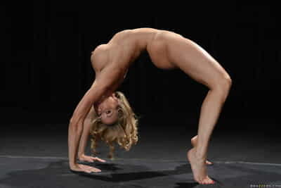 rondborstige Blond chick laat uit haar Yoga verplaatst in De naakt na Bikini verwijderen