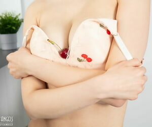Bonny junge Mädchen Außergewöhnliche tut die teilt zu die vollen Zügen soweit ein schließlich Nackt auf ein Küche halten aus