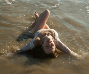 沮丧 去 稳定 与 Avri 盖恩斯 获取 浸泡 无痛的 她的 姿势 在 她的 紧身衣 主要是 的 海滩