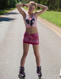 Adolescente Rubia Chica faina Consigue desnudo en Medio de Carretera usar rodillo cuchillas