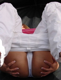 jeune rousse Karen les diapositives blanc sous-vêtements plus Son ceinture Vêtements cul dans l' arrière-cour