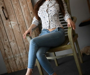 Dolce Bruna teen Alisa Amore rimuove Blu jeans su modo Per modellazione Palese