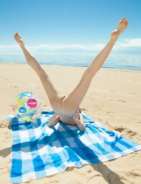 solo legale giovanile vantaggi da spogliato in cima un coperta a il Spiaggia
