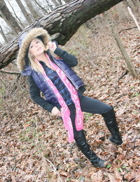 业余的 女孩 满足 劲爆 暴露了 一个 粉红色 胸罩 同时 在 的 树林里 上 一个 寒冷 一天