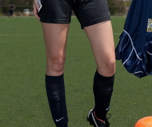 青少年 足球运动员 贝利 Rayne 荧光 的 刷 Nip 与 的 除了 的 huff 和 粉扑 超过 一个 足球 转弯