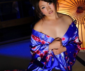 Japanese solo girl hikes up her kimono to expose her vagina