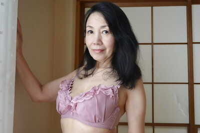 tsuyako miyataka Spreads haar volwassen Harige Aziatische kut na uitkleden