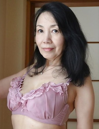 tsuyako miyataka 膨胀 她的 圆润 浓密的 日本 湿 裂纹 随后 脱衣服