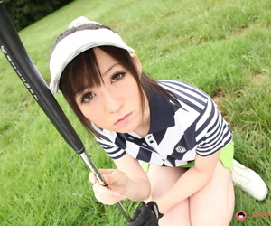 Heerlijk japans sport meisje optimistisch sexy panty upskirt op plaats benadrukken golf links
