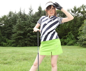 सुंदर जापानी खेल लड़की आशावादी सेक्सी पॉन्टी अपस्कर्ट पर डाल दिया जोर गोल्फ लिंक