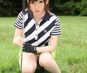 可爱的 日本 体育运动 女孩 乐观 性感的 内裤 超短裙 上 把 强调 高尔夫球 链接