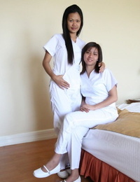 Diabeł w żebro filipina pielęgniarki Joanna i miło postawa na w Łóżko w ich biały mundury