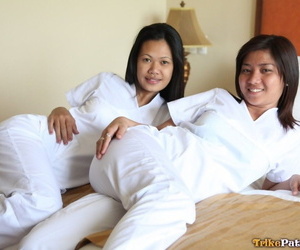 lusty filipina Las enfermeras Joanna y  la pretensión superior a antes de el en el límite en su blanco uniformes