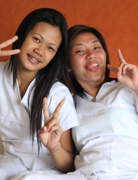 Lusty Filipina les infirmières Joanna et Plaisir poser sur l' Lit dans leur blanc les uniformes