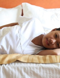 튼튼한 필리핀 간호사 Joanna 고 기쁨 즈 에 이 침대 에 그 흰색 유니폼