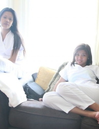 lusty filipina Las enfermeras Joanna y Placer pose en el Cama en su blanco uniformes