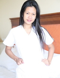 精力充沛 菲律宾 护士 乔安娜 和 乐趣 姿势 上 的 床 在 他们 白色 制服