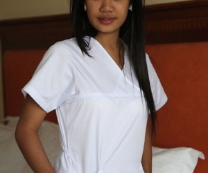 튼튼한 필리핀 간호사 Joanna 고  겉치레 우 하기 기 이 국경선 에 그 흰색 유니폼