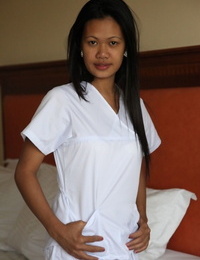 lusty filipina नर्सों जोआना और खुशी मुद्रा पर के बिस्तर में उनके सफेद वर्दी