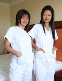 Lusty Filipina Krankenschwestern Joanna und Vergnügen pose auf die Bett in Ihre weiß Uniformen