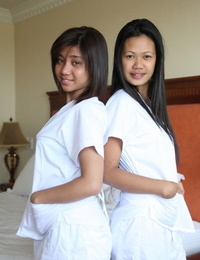 wellustige filipino' Verpleegkundigen Joanna en Plezier vormen op De Bed in hun wit uniformen