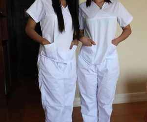 튼튼한 필리핀 간호사 Joanna 고  겉치레 우 하기 기 이 국경선 에 그 흰색 유니폼