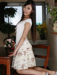 اليابانية حبيبي Shiho miyasaki مصاعد لها قصيرة تنورة حتى و يعرض الوردي الحب القفص