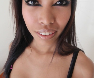 hot asiatische Mädchen Mit ein Tätowiert boodle trägt Cum auf Ihre Weg Gesicht bei in der Nähe pov Aktion