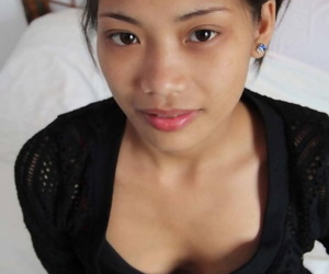 slank filipino' meisje franciska uitkleedt voor onveranderlijk borst betasten