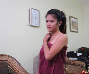 युवा एशियाई लड़की Oozes कम अपरिचित बिना चूत विफल देखने का तरीका शयन के साथ एक farang