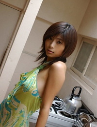 Caliente japonés Adolescente Rin Suzuka exponer su Peludo Coño mientras solo la actividad