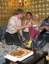 genç kızlar hareket Üzerinde prearrange seks Süre katılıyor bir pizza parti