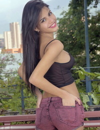 Glamoureuze Latijn chick voorbeeld denisse Gomez doet een traag erotische Dans op Aantrekkelijk balkon