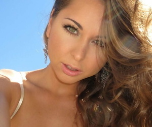 Posing outside makes Riley Reid want to get naked and enjoy a sunny day