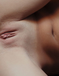 fata euro giovani lija mostra off Il suo sticky corpo in il nudo Indossare OTK Calze