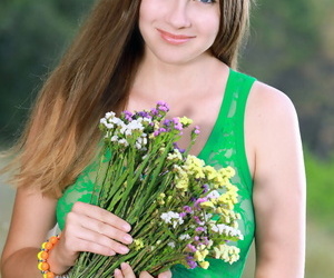 Well done teen ungentlemanly reveals her big natural chest as she undresses on touching a field