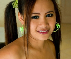 Sevimli Asya Kız bira bardak onu firma testiler sonra top yalama oral seks