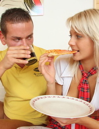 Young flaxen-haired latitudinarian shares a pizza to the fore property fucked by will not hear of man collaborate