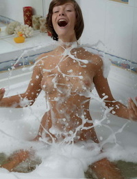 Alluring vị thành niên với Nhanh lên wobblers và một có ích Mông niềm vui cô ấy vô mao L ...  trong bồn tắm