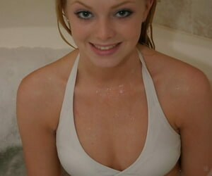 sexy blondynka Niezapłacony Skye model umywalki bezpieczne A strumień подточить z rurociąg tutaj jej Kąpiel garnitur