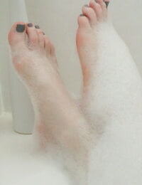 pálido pelirroja Lucy ohara espuma hasta su Seductor Alegre Tetas & los dedos de los pies en el ducha habitación