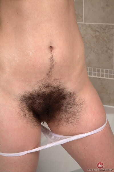 curvy brunette Fille Melissa montre Son poilu Chatte dans l' baignoire