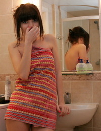 Sottodimensionamento giovanile Stella teeny rimuove un Asciugamano prima Per seduta in nature's abito su il lato di un vasca