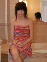 undersize jeune Kaira teeny supprime Un Serviette avant pour assis dans nature's costume sur l' côté de Un baignoire