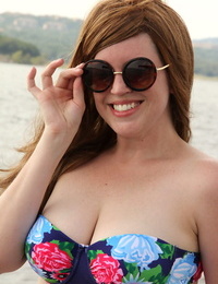 Chubby full-grown Holly Fuller doffs bikini down prance the brush broad in the beam knockers & ass vulnerable a skiff
