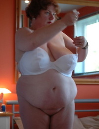 Fat amateur uncups her huge breasts as she steps inside to change clothes