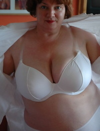 Fat amateur uncups her huge breasts as she steps inside to change clothes