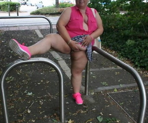 Unsachgemäße Bbw Lexie Cummings trägt Waschbär Schwanz grundsätzlich  während outdoor gehen