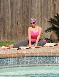 Youthful chico Dee Siren slips yoga pants over her huge ass in the backyard